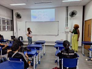 Larissa e Sara ministrando oficina na 20ª Semana C&T