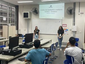 Maria Julia e Ludmila ministrando oficina na 20ª Semana C&T